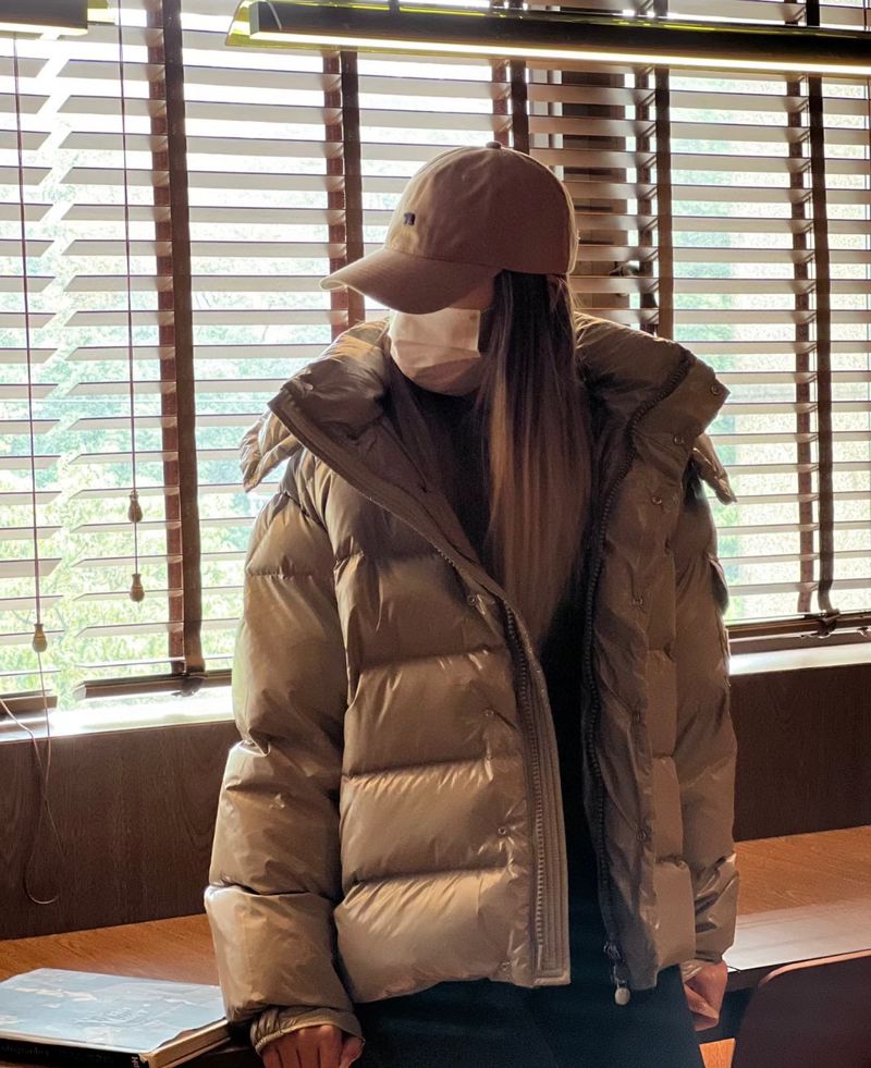 몽클레르 로고 패치 후드 다운 재킷 - 휴고보스 패딩 레플 참고 이미지